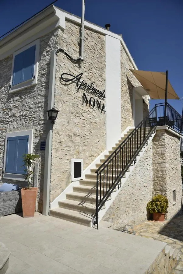 Apartments Nona Pula 0*,