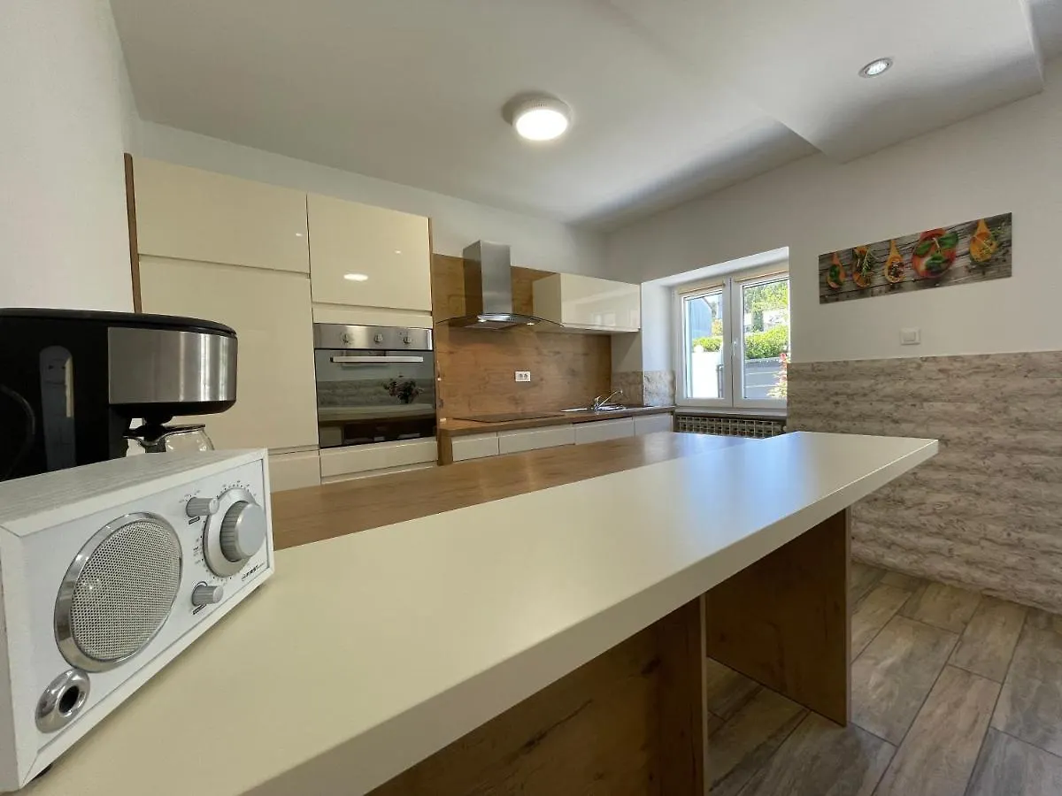 Apartments Nona Pula 0*,