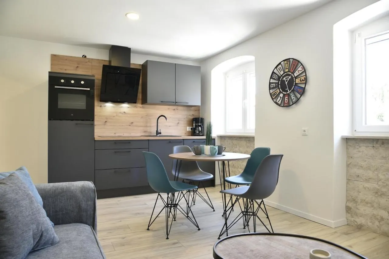 Apartments Nona Pula 0*,